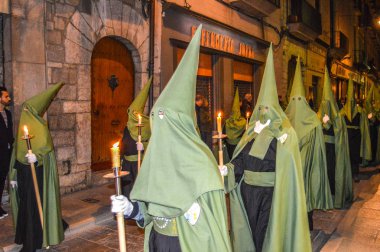 Girona, İspanya'da Kutsal Hafta. Girona Kutsal Defin alayı ve manaies geçit töreni.