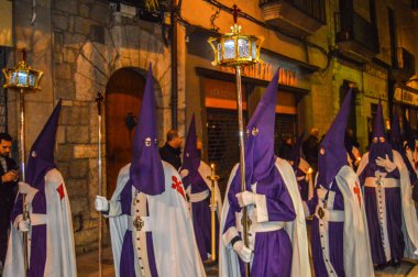 Girona, İspanya'da Kutsal Hafta. Girona Kutsal Defin alayı ve manaies geçit töreni.