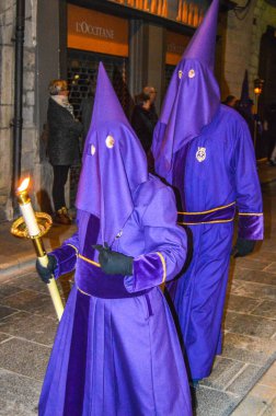 Girona, İspanya'da Kutsal Hafta. Girona Kutsal Defin alayı ve manaies geçit töreni.
