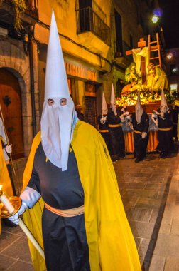 Girona, İspanya'da Kutsal Hafta. Girona Kutsal Defin alayı ve manaies geçit töreni.