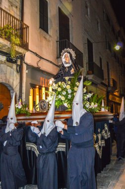 Girona, İspanya'da Kutsal Hafta. Girona Kutsal Defin alayı ve manaies geçit töreni.