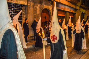 Girona, İspanya'da Kutsal Hafta. Girona Kutsal Defin alayı ve manaies geçit töreni.