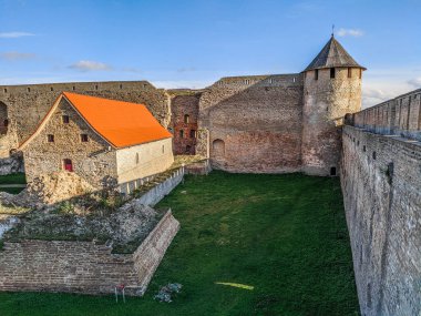 Ivangorod Kalesi, Rusya 'nın Leningrad Oblastı' nda bulunan bir ortaçağ kalesidir. Estonya 'nın Narva kentinin karşısında, Estonya ile Rusya sınırı boyunca Narva Nehri üzerinde yer almaktadır..