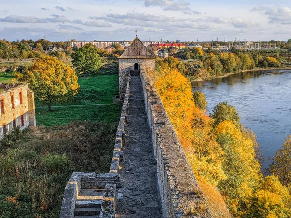 伊凡哥罗德要塞 Ivangorod Fortress 是俄罗斯列宁格勒州伊凡哥罗德的一座中世纪城堡 它位于纳瓦河畔 与爱沙尼亚交界 与爱沙尼亚纳瓦市相望 — 图库照片