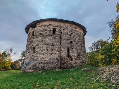 Pskov, Rusya 'nın kuzeybatısında, Estonya sınırından 20 kilometre doğuda, Velikaya Nehri üzerinde yer alan bir şehir ve Pskov Oblastı' nın yönetim merkezidir.. 