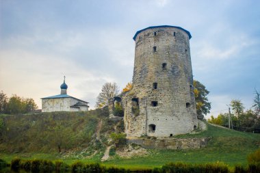 Pskov, Rusya 'nın kuzeybatısında, Estonya sınırından 20 kilometre doğuda, Velikaya Nehri üzerinde yer alan bir şehir ve Pskov Oblastı' nın yönetim merkezidir.. 