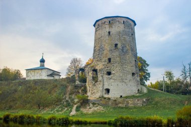 Pskov, Rusya 'nın kuzeybatısında, Estonya sınırından 20 kilometre doğuda, Velikaya Nehri üzerinde yer alan bir şehir ve Pskov Oblastı' nın yönetim merkezidir.. 