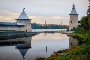 Pskov, Rusya 'nın kuzeybatısında, Estonya sınırından 20 kilometre doğuda, Velikaya Nehri üzerinde yer alan bir şehir ve Pskov Oblastı' nın yönetim merkezidir.. 