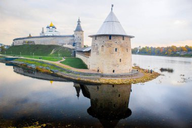 Pskov, Rusya 'nın kuzeybatısında, Estonya sınırından 20 kilometre doğuda, Velikaya Nehri üzerinde yer alan bir şehir ve Pskov Oblastı' nın yönetim merkezidir.. 