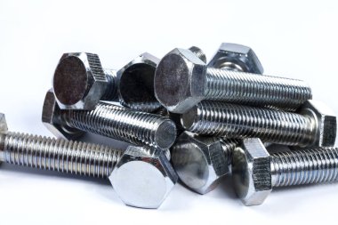 Fındık ve cıvata izole, metal vida veya cıvata ve somunlar beyaz arka plan üzerinde izole.