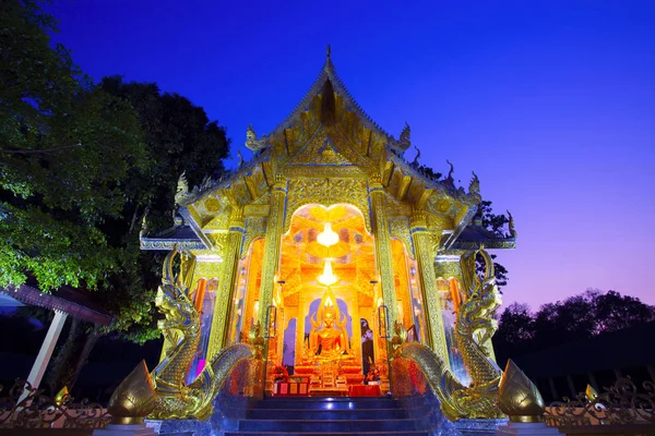 Estátua Buda Wat Phra Duang Nightlife District Lamphun Tailândia — Fotografia de Stock