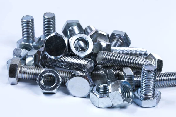 metal vida veya cıvata ve somun beyaz arka plan üzerinde izole.