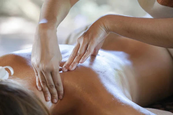 Mujer Recibiendo Masaje Espalda Spa Mujer Teniendo Masaje Relajante Espalda — Foto de Stock