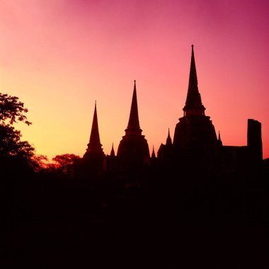 Wat Phra Si Sanphet Tapınağı kalıntıları üzerinde gün batımı. Ünlü simgesel yapı ve turizm cazibe Ayutthaya, Tayland