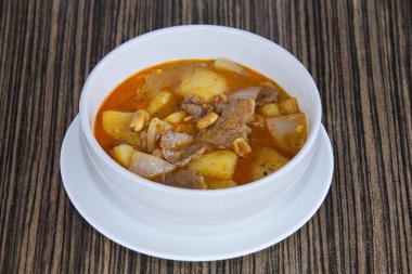 Massa adam Curry ile domuz eti, koyun ahşap zemin üzerinde.