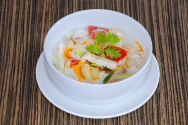sıcak ve baharatlı tom yum çorbası kupa, Tom Yum Fish balık haşlanmış.