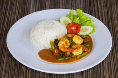 Tay kırmızı köri Yapıştır pilav ve kızarmış yumurta baharatlı kızarmış Karides Curry ile karıştırın Kızarmış karides karides kızarmış ve pişmiş pirinç beyaz tabak portre Fried heyecan içinde