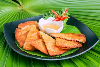 Yaprakların üzerine lezzetli yemek güzel lezzetli, derin yağda kızartılmış karides kek.