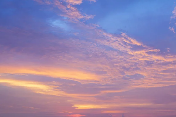 Драматическое Заходящее Облачное Небо Живописными Облаками Освещенными Солнечным Светом Заката — стоковое фото