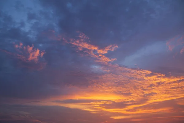 Драматическое Заходящее Облачное Небо Живописными Облаками Освещенными Солнечным Светом Заката — стоковое фото