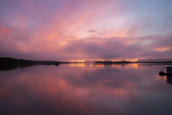 Dramatischer Goldener Abendhimmel Mit Abendwolken Über Dem Meer Atemberaubende Wolken — Stockfoto