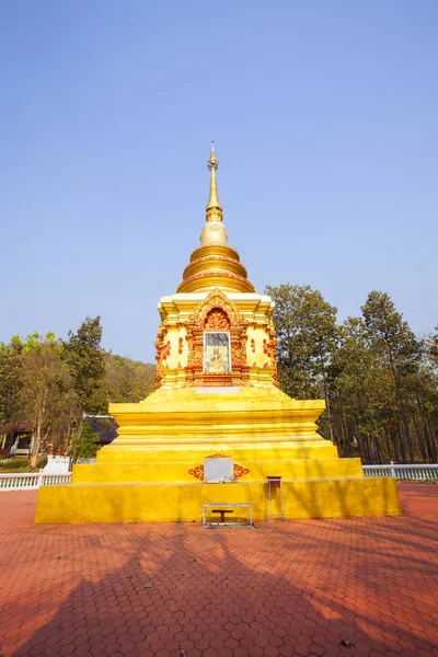 黄金の仏塔 ワット その土井 Kham 黄金寺院 ランプーン県 — ストック写真