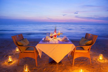 şarap ve deniz manzarası ve manzarası ile ahşap bir masa ekipman günbatımı sesi stil, gün batımı ile akşam mum ışığında romantik.