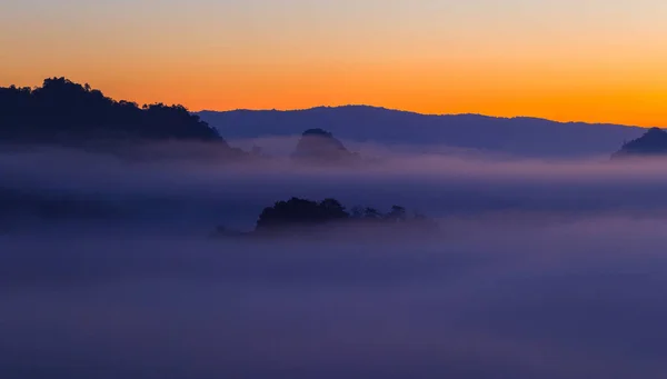 Vista Montanha Com Ambiente Nebuloso Durante Nascer Sol Pela Manhã — Fotografia de Stock