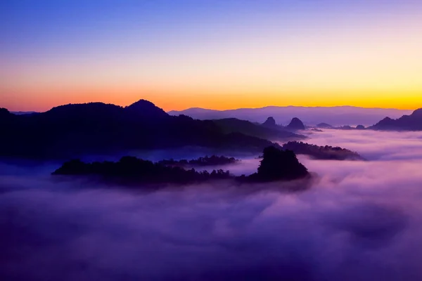 Vista Montanha Com Ambiente Nebuloso Durante Nascer Sol Pela Manhã — Fotografia de Stock