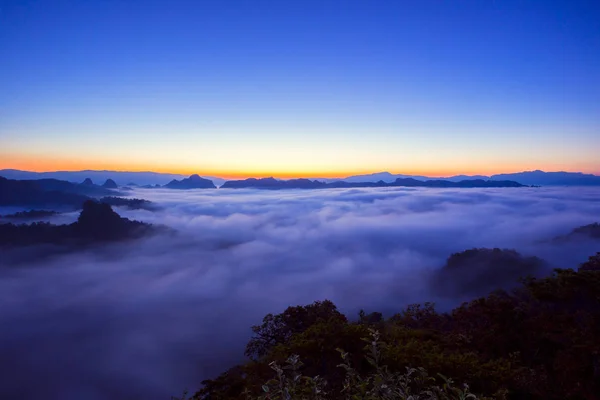 Vista Montanha Com Ambiente Nebuloso Durante Nascer Sol Pela Manhã — Fotografia de Stock