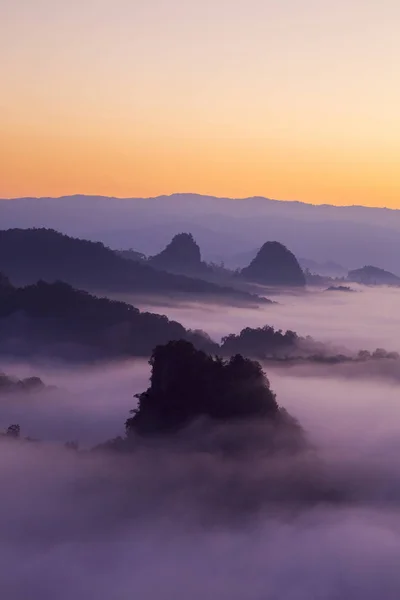 Mountain View Mglisty Środowiska Podczas Sunrise Rano Baan Jabo Zobacz — Zdjęcie stockowe