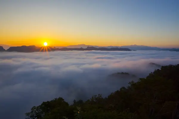 Vista Montanha Com Ambiente Nebuloso Durante Nascer Sol Pela Manhã — Fotografia de Stock