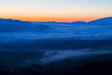 Sunrise puslu bir manzara ve Yun Lai açısından bakıldığında görülen tepelerin kuzey Tayland