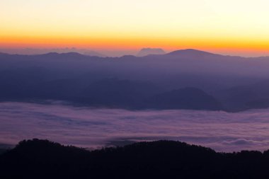 Pai - Mountain view Doi tanga bakış açısı Pai Mae Hong Son Thailand il sabah gündoğumu sırasında sisli çevre ile en yüksek dağ gezisi