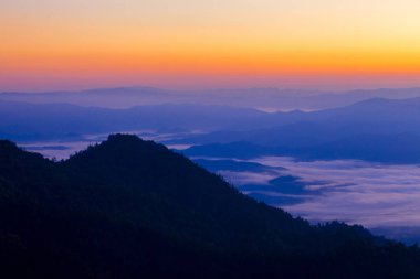 Pai - Mountain view Doi tanga bakış açısı Pai Mae Hong Son Thailand il sabah gündoğumu sırasında sisli çevre ile en yüksek dağ gezisi