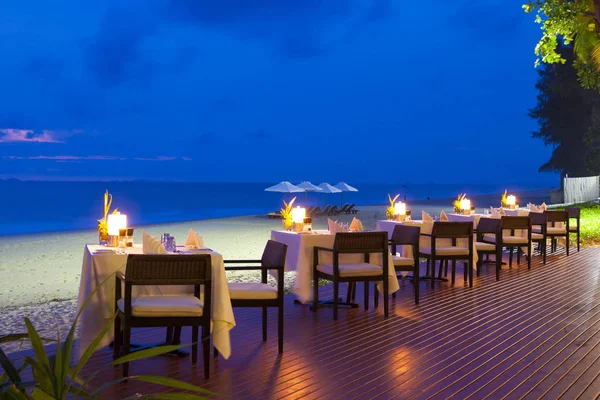 Masa ayarı. Güzel manzaralı tropikal deniz plajında Resort cafe.