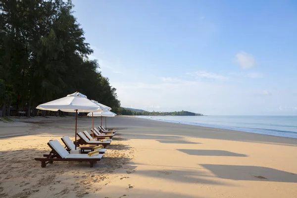 Vista Sedie Ombrellone Bianco Sulla Spiaggia Banner Sacco Spazio Copia — Foto Stock