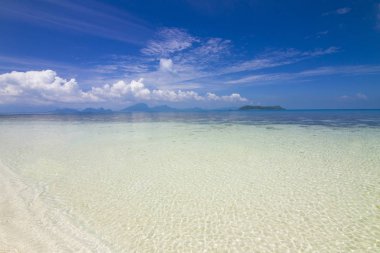 Güneşli gökyüzü ile tropikal plaj deniz manzara. Yaz Cennet plaj Samui Adası. Tropikal kıyı. Egzotik yaz plaj ufukta bulutlar ile. Okyanus plaj sakin ol, açık Seyahat Tayland.