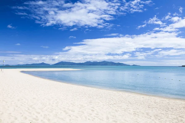 晴れた空と熱帯のビーチから海の景色 夏の楽園ビーチ サムイ島 熱帯の海岸 エキゾチックな夏のビーチには 雲と地平線上に オーシャン ビーチ リラックス 屋外旅行タイ — ストック写真