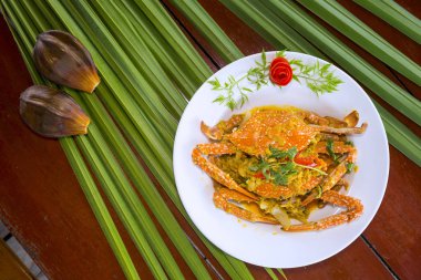 köri tozu ile kızartılmış Yengeç