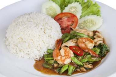 Karides ve kalamar kızarmış fasulye ve pirinç.