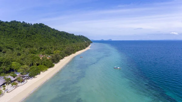 Koh Ngai je turistická atrakce v Trangu.. — Stock fotografie