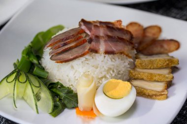 Pirinç kızarmış ördek