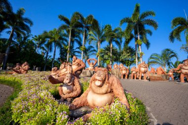 1 Nisan 2020 Nong Nooch Tropikal Botanik Bahçesi Tayland 'ın Chonburi ilindeki Sukhumvit Yolu 163 kilometrede bulunan 500 dönümlük bir botanik bahçesidir..