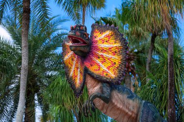 Nong Nooch Bahçesi, PATTAYA, THAILAND - 1 Nisan 2020 Dinozor Vadisi mi? Nong Nooch Tropik Botanik Bahçesi, Pattaya, Tayland. Compsognathus