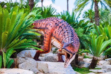 Nong Nooch Bahçesi, PATTAYA, THAILAND - 1 Nisan 2020 Dinozor Vadisi mi? Nong Nooch Tropik Botanik Bahçesi, Pattaya, Tayland. Compsognathus.