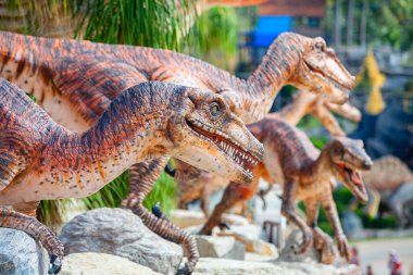 Nong Nooch Bahçesi, PATTAYA, THAILAND - 1 Nisan 2020 Dinozor Vadisi mi? Nong Nooch Tropik Botanik Bahçesi, Pattaya, Tayland. Compsognathus.