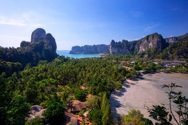 Akşam güneşi Tayland 'daki Railay manzaralı cennette.