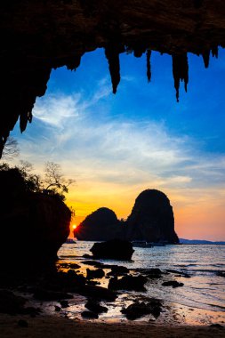 Tayland 'ın Krabi ilindeki Phra Nang Mağarası' nın altındaki resif kayası sahili Ao Tham Phra Nang Sahili 'nde günbatımı..
