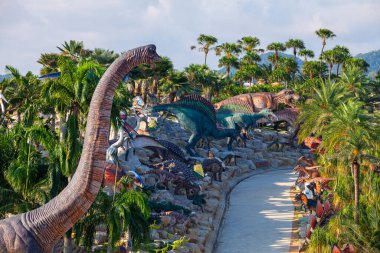 Nong Nooch Bahçesi, PATTAYA, THAILAND - 1 Nisan 2020 Dinozor Vadisi mi? Nong Nooch Tropik Botanik Bahçesi, Pattaya, Tayland.